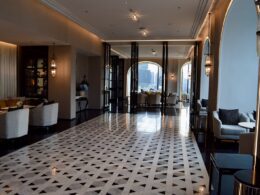 Im Haus, Hotel, Inneneinrichtung, Wand, Decke, Boden, Tisch, Fußboden, Empfangshalle, Deckenleuchte, Vase, Fenster, Zimmer, Groß, Stuhl, Mobiliar, Essen