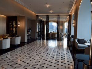 Im Haus, Hotel, Inneneinrichtung, Wand, Decke, Boden, Tisch, Fußboden, Empfangshalle, Deckenleuchte, Vase, Fenster, Zimmer, Groß, Stuhl, Mobiliar, Essen