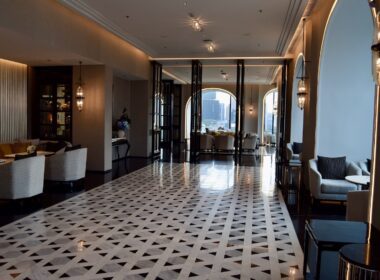 Im Haus, Hotel, Inneneinrichtung, Wand, Decke, Boden, Tisch, Fußboden, Empfangshalle, Deckenleuchte, Vase, Fenster, Zimmer, Groß, Stuhl, Mobiliar, Essen