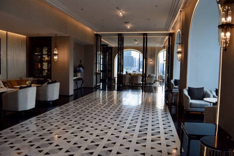 Im Haus, Hotel, Inneneinrichtung, Wand, Decke, Boden, Tisch, Fußboden, Empfangshalle, Deckenleuchte, Vase, Fenster, Zimmer, Groß, Stuhl, Mobiliar, Essen