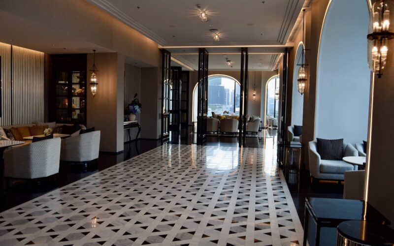 Im Haus, Hotel, Inneneinrichtung, Wand, Decke, Boden, Tisch, Fußboden, Empfangshalle, Deckenleuchte, Vase, Fenster, Zimmer, Groß, Stuhl, Mobiliar, Essen