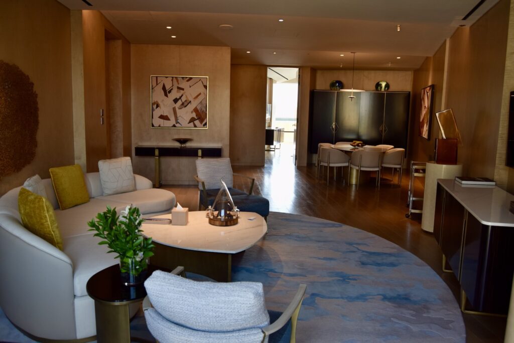 Im Haus, Inneneinrichtung, Wand, Boden, Kaffeetisch, Vase, Decke, Hotel, Studiocouch, Couch, Fußboden, Bude, Zimmerpflanze, Esstisch, Bettsofa, Kleines Sofa, Penthouse, Armlehne, Wohnzimmer, Tisch, Zimmer, Mobiliar, Stuhl, Essen