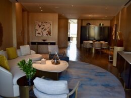 Im Haus, Inneneinrichtung, Wand, Boden, Kaffeetisch, Vase, Decke, Hotel, Studiocouch, Couch, Fußboden, Bude, Zimmerpflanze, Esstisch, Bettsofa, Kleines Sofa, Penthouse, Armlehne, Wohnzimmer, Tisch, Zimmer, Mobiliar, Stuhl, Essen