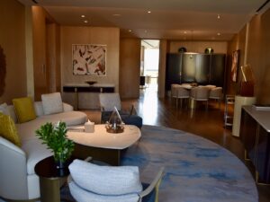 Im Haus, Inneneinrichtung, Wand, Boden, Kaffeetisch, Vase, Decke, Hotel, Studiocouch, Couch, Fußboden, Bude, Zimmerpflanze, Esstisch, Bettsofa, Kleines Sofa, Penthouse, Armlehne, Wohnzimmer, Tisch, Zimmer, Mobiliar, Stuhl, Essen