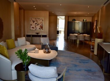 Im Haus, Inneneinrichtung, Wand, Boden, Kaffeetisch, Vase, Decke, Hotel, Studiocouch, Couch, Fußboden, Bude, Zimmerpflanze, Esstisch, Bettsofa, Kleines Sofa, Penthouse, Armlehne, Wohnzimmer, Tisch, Zimmer, Mobiliar, Stuhl, Essen