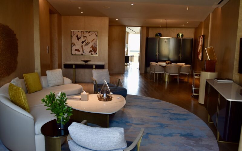 Im Haus, Inneneinrichtung, Wand, Boden, Kaffeetisch, Vase, Decke, Hotel, Studiocouch, Couch, Fußboden, Bude, Zimmerpflanze, Esstisch, Bettsofa, Kleines Sofa, Penthouse, Armlehne, Wohnzimmer, Tisch, Zimmer, Mobiliar, Stuhl, Essen