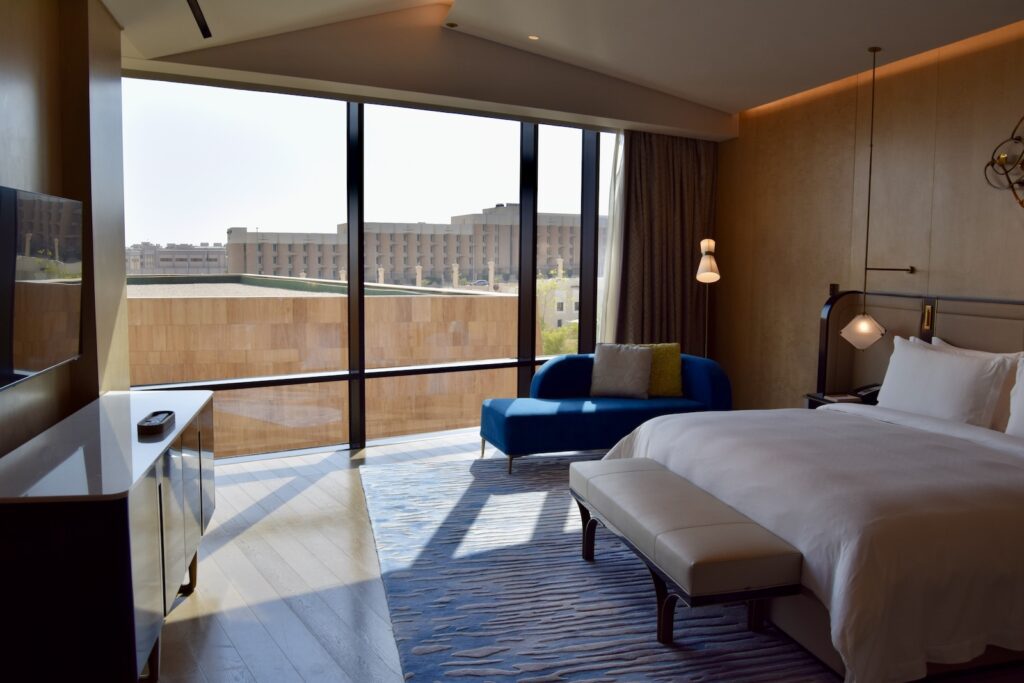 Im Haus, Wand, Bett, Inneneinrichtung, Szene, Mobiliar, Zimmer, Kissen, Boden, Leinenstoffe, Matratze, Suite, Fenster, Penthouse, Bettwäsche, Schlafzimmer, Bettdecke, Boutique-Hotel, Bettbezug, Fensterausstattung, Bettrahmen, Gebäude, Fußboden, Fensterabdeckung, Bettsofa, Haus, Hotel, Decke, Urlaub, Wohnung