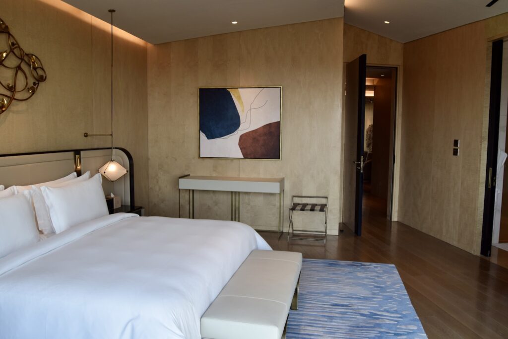 Im Haus, Wand, Inneneinrichtung, Kissen, Mobiliar, Bettwäsche, Bettdecke, Zimmer, Matratze, Leinenstoffe, Bettrahmen, Bettbezug, Suite, Boden, Nachttisch, Schlafzimmer, Boutique-Hotel, Bett, Fußboden, Lampenschirm, Decke, Hotel, Urlaub