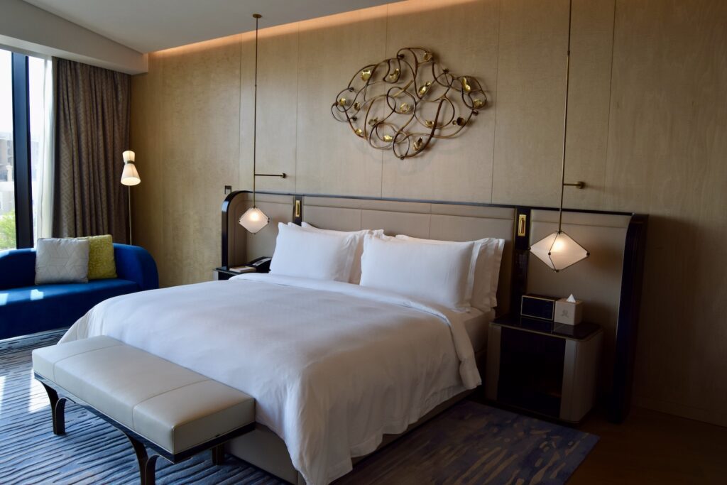 Im Haus, Wand, Inneneinrichtung, Mobiliar, Szene, Kissen, Zimmer, Bettwäsche, Leinenstoffe, Schlafzimmer, Bettdecke, Bettrahmen, Matratze, Bettbezug, Boden, Suite, Nachttisch, Boutique-Hotel, Lampenschirm, Fensterausstattung, Vorhang, Fensterabdeckung, Bett, Bettbehang, Sofa, Hotel, Decke, Urlaub