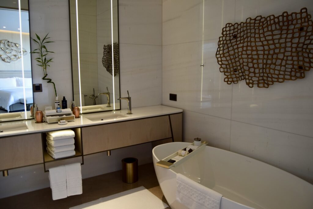 Im Haus, Wand, Installationszubehör, Badewanne, Badezimmerzubehör, Hahn, Waschbecken, Kachel, Dusche, Wasserleitung, Inneneinrichtung, Badezimmer, Arbeitsfläche, Hotel, Zimmer, Spiegel, Wanne, Toilette