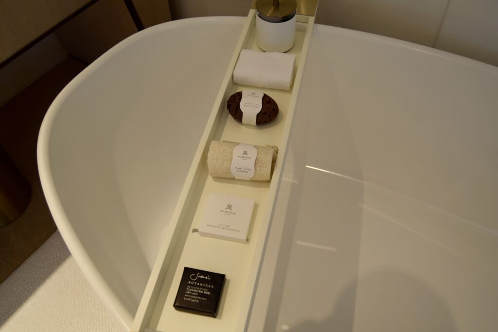 Im Haus, Installationszubehör, Badezimmerzubehör, Badewanne, Wand, Waschbecken, Wasserleitung, Badezimmer, Hahn, weiß