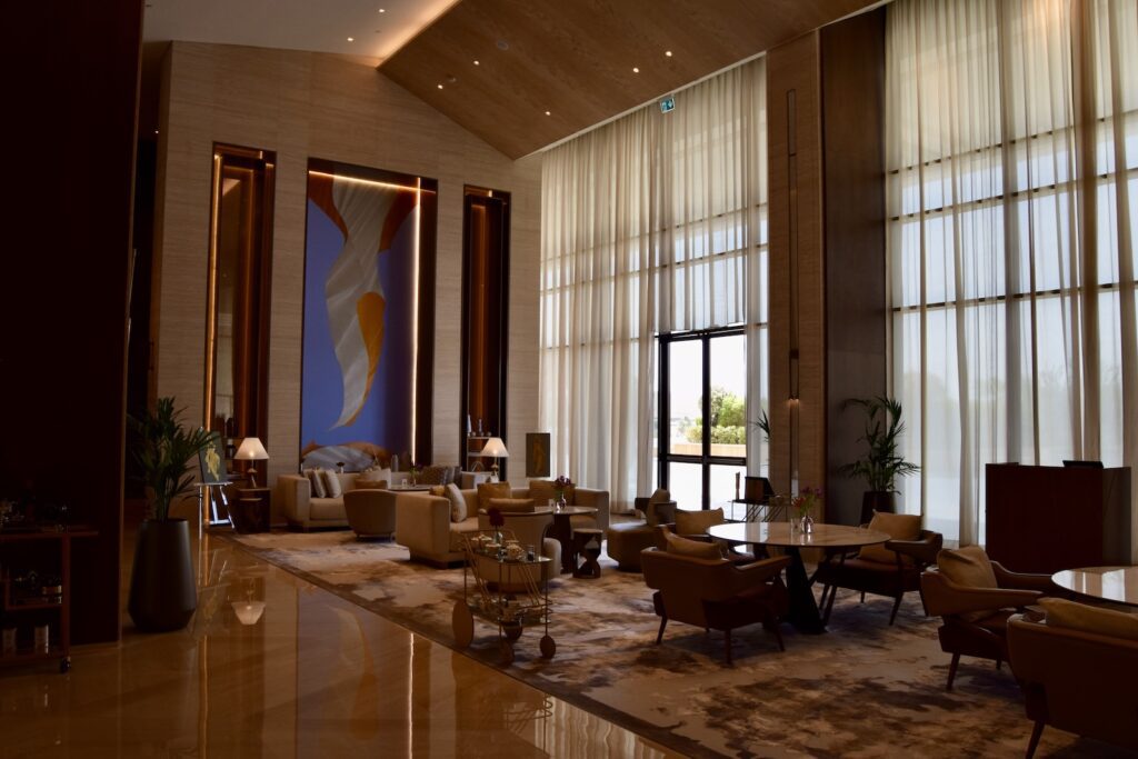 Im Haus, Inneneinrichtung, Mobiliar, Fenster, Boden, Wand, Decke, Vase, Zimmer, Empfangshalle, Kaffeetisch, Fußboden, Tisch, Vorhang, Halle, Hotel, Stuhl, Groß, Essen