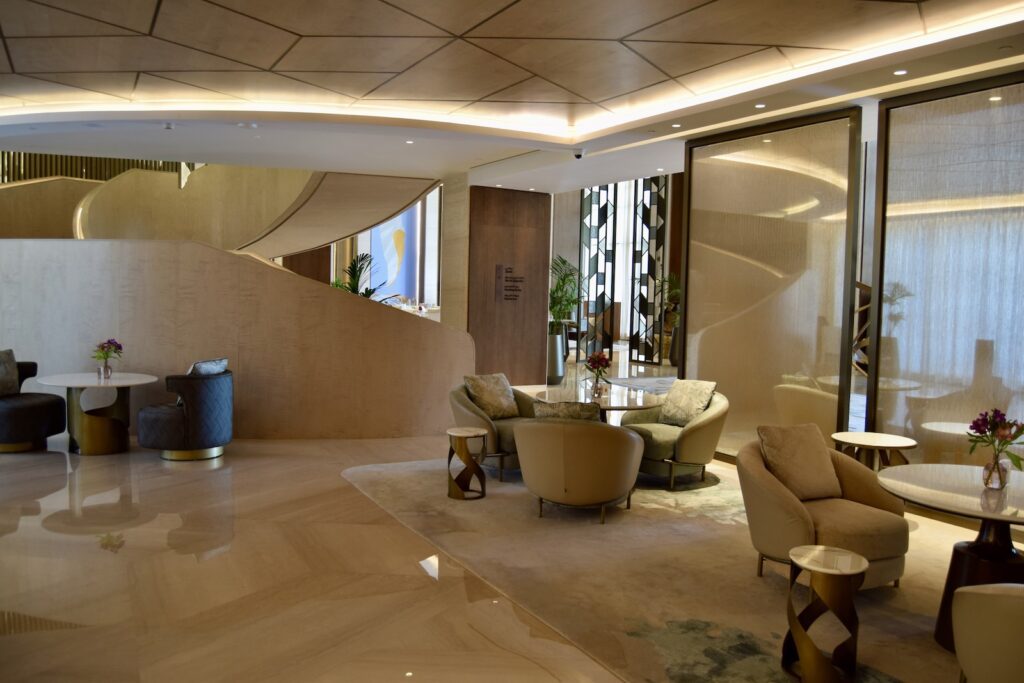 Im Haus, Decke, Boden, Inneneinrichtung, Mobiliar, Wand, Kaffeetisch, Zimmer, Couch, Fußboden, Fenster, Studiocouch, Empfangshalle, Vase, Esstisch, Bettsofa, Tisch, Wohnzimmer, Hotel, Stuhl