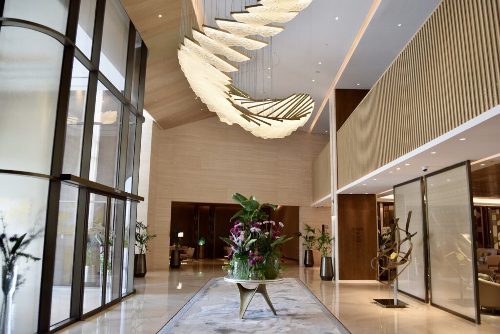 Im Haus, Inneneinrichtung, Vase, Empfangshalle, Zimmerpflanze, Decke, Blumentopf, Boden, Pflanze, Wand, Fenster, Glas, Kunst, Blume