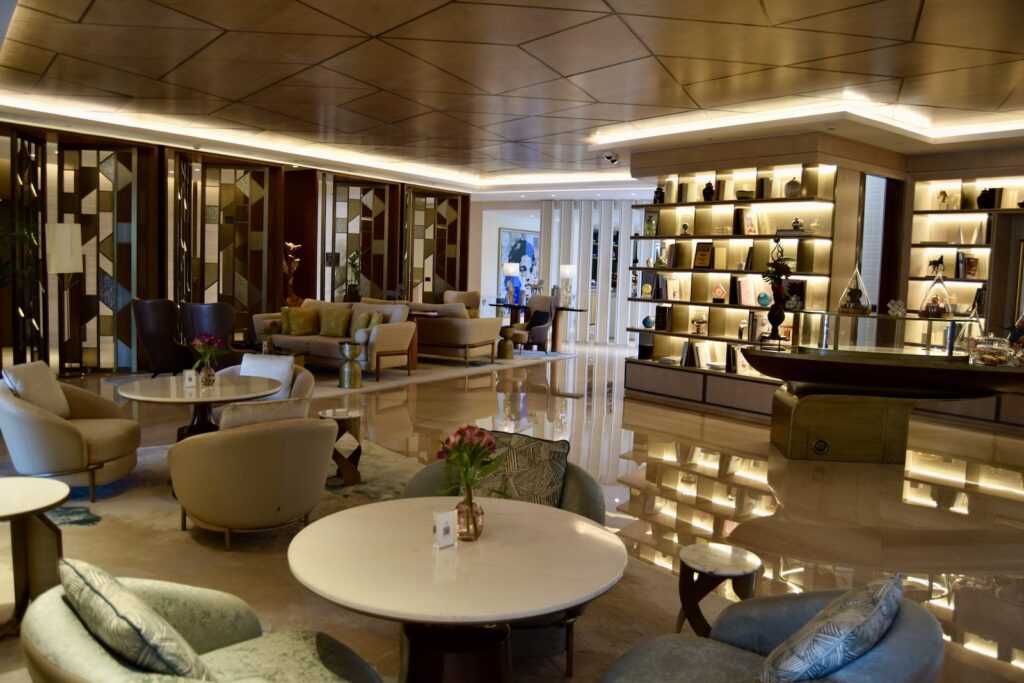 Im Haus, Mobiliar, Kaffeetisch, Inneneinrichtung, Decke, Regal, Vase, Empfangshalle, Studiocouch, Boden, Wand, Tisch, Zimmer, Fenster