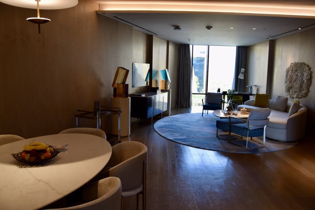 Im Haus, Wand, Inneneinrichtung, Hotel, Boden, Decke, Kaffeetisch, Couch, Vase, Studiocouch, Fußboden, Bettsofa, Deckenleuchte, Bude, Stuhl, Zimmer, Penthouse, Spiegel, Kleines Sofa, Armlehne, Tisch, Wohnzimmer, Mobiliar