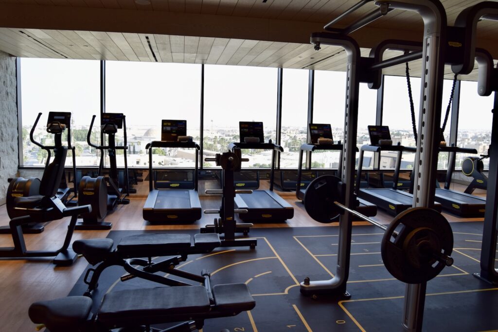 Trainingsausrüstung, Sporthalle, Gewichte, Gewichtstraining, Trainingsbank, Krafttraining, Trainingsgerät, Laufband, Hantelbank, körperliche Fitness, Im Haus, Boden, Übung