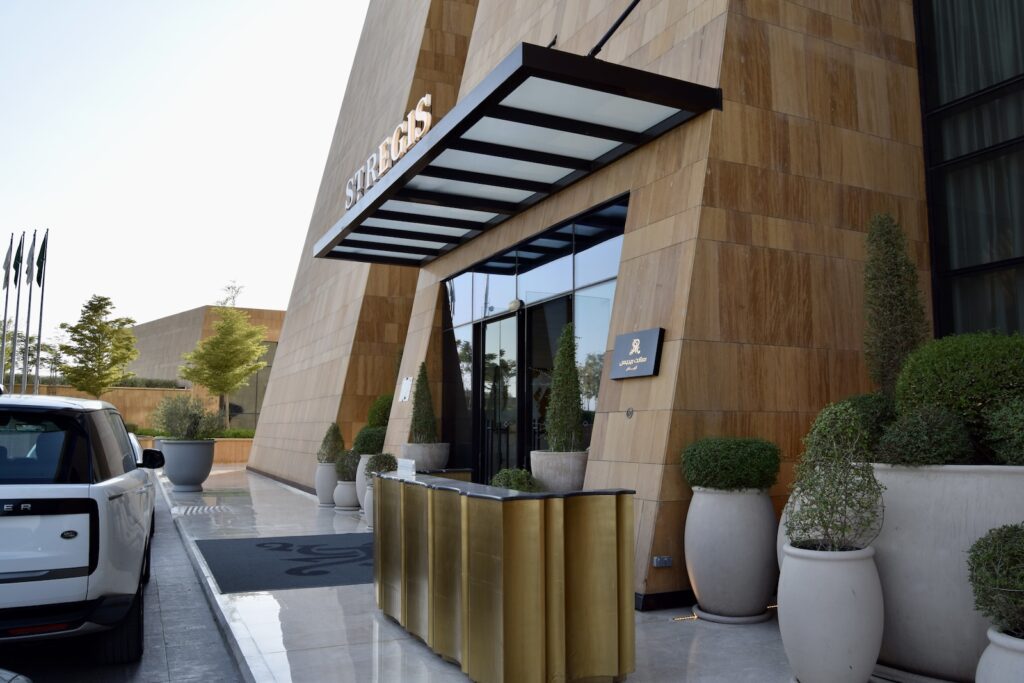 draußen, Gebäude, Landfahrzeug, Zimmerpflanze, Blumentopf, Fahrzeug, Himmel, Reifen, Rad, Fenster, Immobilie, Auto, Architektur, Pflanze