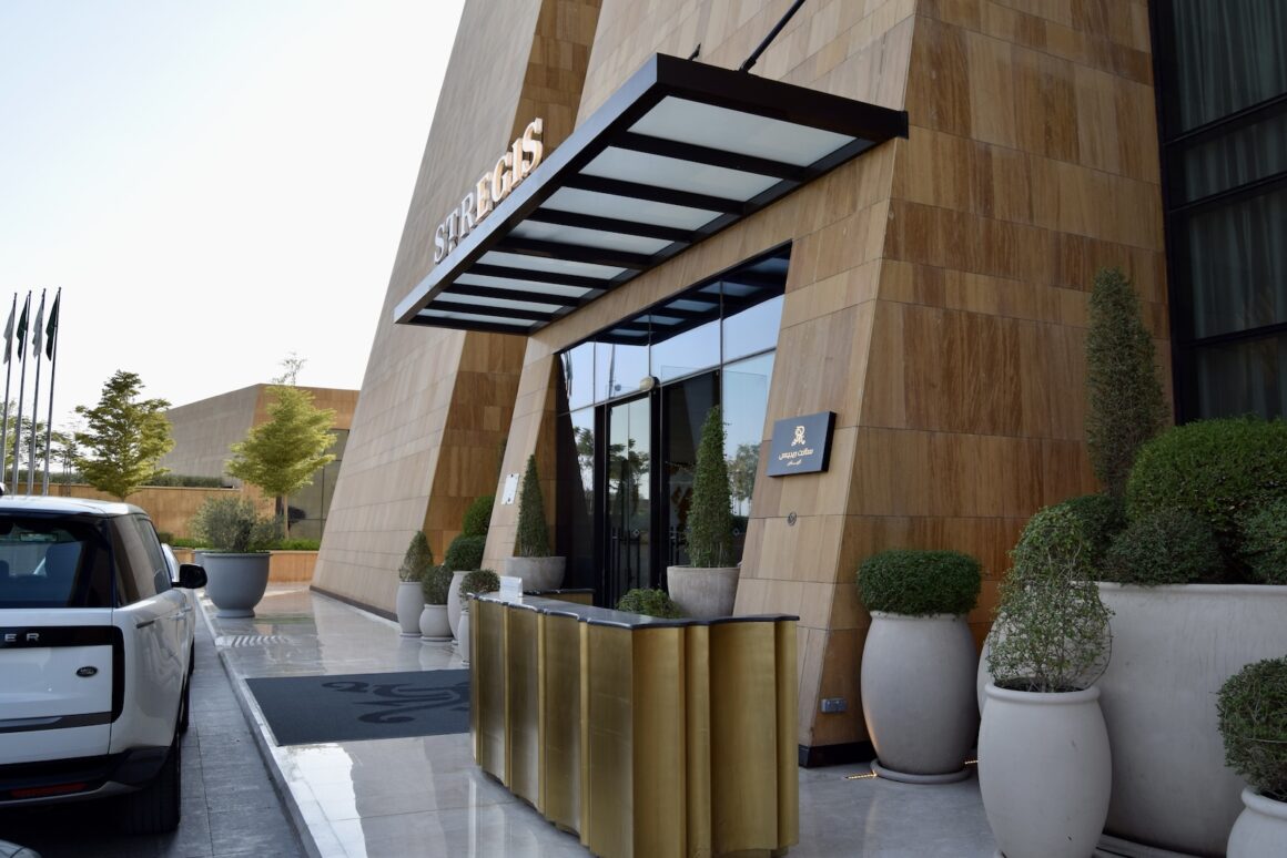 draußen, Gebäude, Landfahrzeug, Zimmerpflanze, Blumentopf, Fahrzeug, Himmel, Reifen, Rad, Fenster, Immobilie, Auto, Architektur, Pflanze