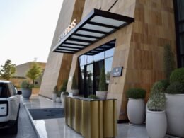 draußen, Gebäude, Landfahrzeug, Zimmerpflanze, Blumentopf, Fahrzeug, Himmel, Reifen, Rad, Fenster, Immobilie, Auto, Architektur, Pflanze