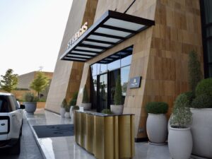 draußen, Gebäude, Landfahrzeug, Zimmerpflanze, Blumentopf, Fahrzeug, Himmel, Reifen, Rad, Fenster, Immobilie, Auto, Architektur, Pflanze