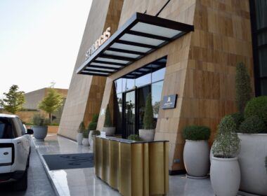 draußen, Gebäude, Landfahrzeug, Zimmerpflanze, Blumentopf, Fahrzeug, Himmel, Reifen, Rad, Fenster, Immobilie, Auto, Architektur, Pflanze