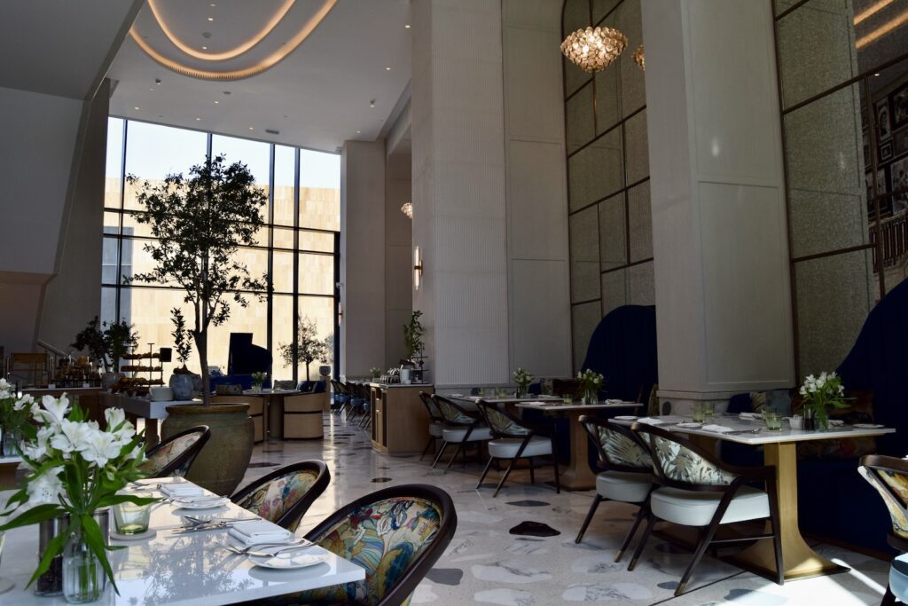 Mobiliar, Im Haus, Inneneinrichtung, Wand, Kaffeetisch, Tisch, Esstisch, Fenster, Vase, Zimmerpflanze, Decke, Restaurant, Empfangshalle, Boden, Stuhl, Essen, Pflanze, Esszimmer, Zimmer, Hotel