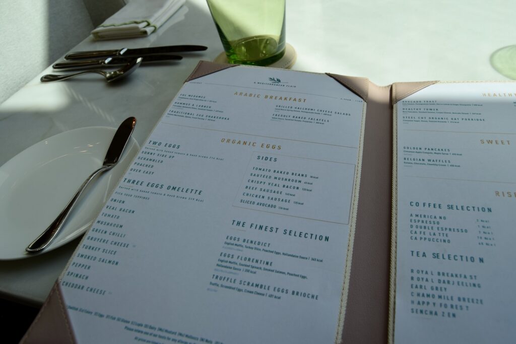 Text, Karte Menü, Geschirr, Gabel, Tisch, Küchenutensil, Platte, Tafelsilber, Papier, Buch, Im Haus