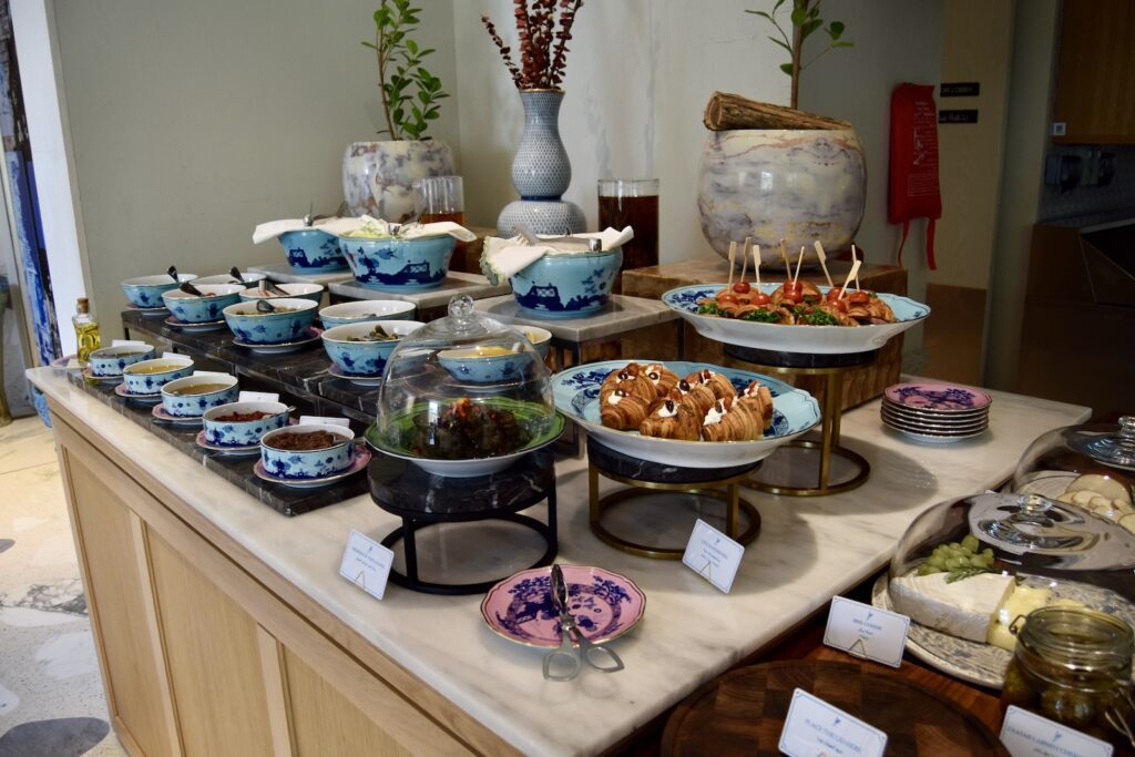 Im Haus, Wand, Schüssel, Geschirr, Tisch, Platte, Essen, Mahlzeit, Tischtuch, Snack, Vase, Porzellan, Buffet, Küche, Teller, Boden