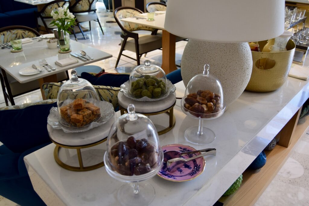 Tisch, Geschirr, Im Haus, Mobiliar, Platte, Tischtuch, Vase, Essen, Mahlzeit, Esstisch