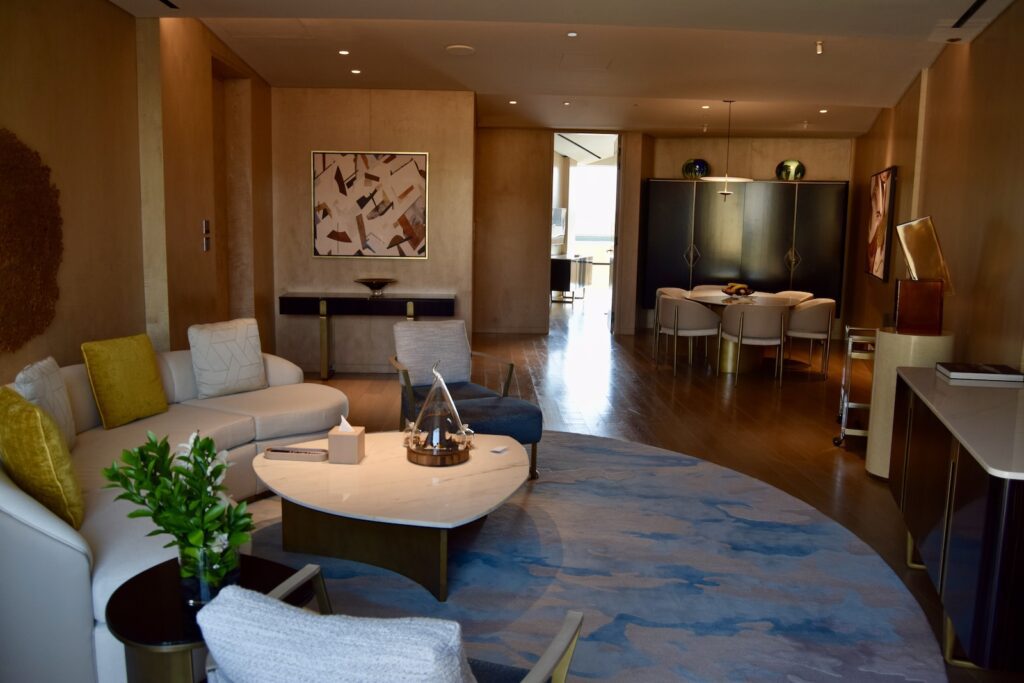 Im Haus, Wand, Inneneinrichtung, Mobiliar, Kaffeetisch, Vase, Boden, Decke, Studiocouch, Waschbecken, Zimmer, Couch, Zimmerpflanze, Penthouse, Fußboden, Bude, Esstisch, Tisch, Wohnzimmer, Stuhl, Hotel, Essen, Urlaub