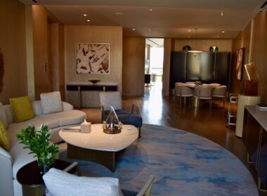 Im Haus, Wand, Inneneinrichtung, Mobiliar, Kaffeetisch, Vase, Boden, Decke, Studiocouch, Waschbecken, Zimmer, Couch, Zimmerpflanze, Penthouse, Fußboden, Bude, Esstisch, Tisch, Wohnzimmer, Stuhl, Hotel, Essen, Urlaub