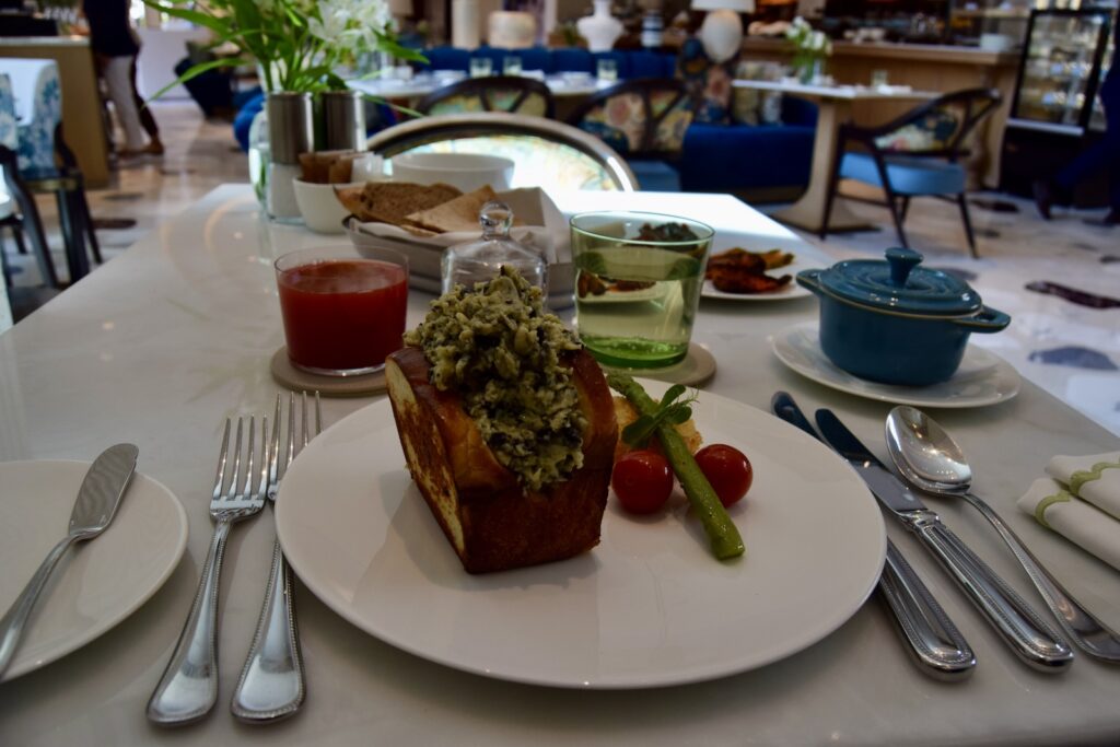 Geschirr, Essen, Gabel, Küchenutensil, Tafelsilber, Platte, Serviergeschirr, Brunch, Kulinarik, Stuhl, Tischtuch, Im Haus, Drink, Service, Mobiliar, Tafelmesser, Restaurant, Tisch, Sitzen, Pflanze, Mahlzeit