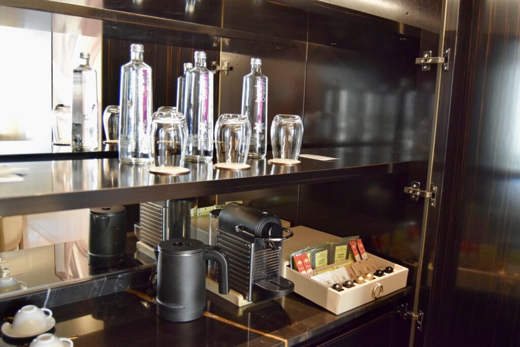 Im Haus, Arbeitsfläche, Küchengerät, Wand, Waschbecken, Möbel, Haushaltsgerät, Flasche, Hahn, Küche, Regal, Bar, Kaffee