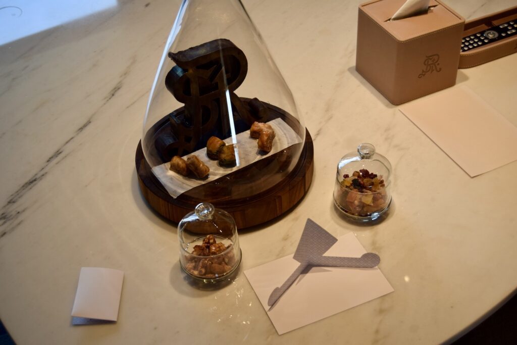 Tisch, Box, Im Haus, Geschirr, Essen, Nachspeise, Kuchen, Boden, Kunst, Objekte