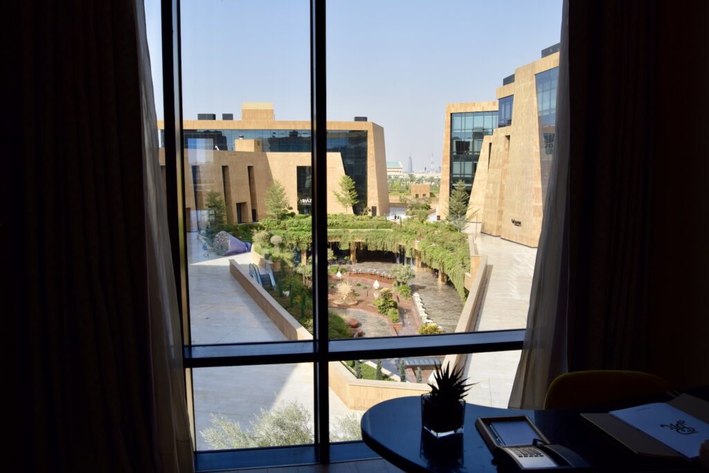 Fenster, Himmel, Gebäude, Tisch, Mobiliar, Tageslichtsysteme, Im Haus, Hotel, Aussicht, draußen, Stadt