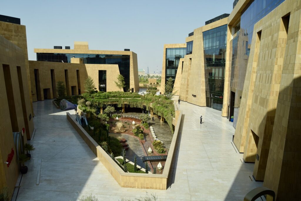 Gebäude, Himmel, draußen, Pflanze, Haus, Gelände, Stadt