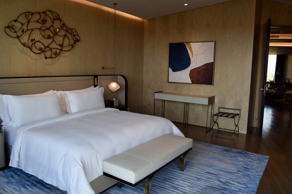 Im Haus, Wand, Bett, Szene, Inneneinrichtung, Mobiliar, Kissen, Zimmer, Boden, Bettwäsche, Leinenstoffe, Matratze, Bettrahmen, Bettdecke, Bettbezug, Schlafzimmer, Suite, Nachttisch, Boutique-Hotel, Fußboden, Lampenschirm, Decke, Urlaub, Hotel