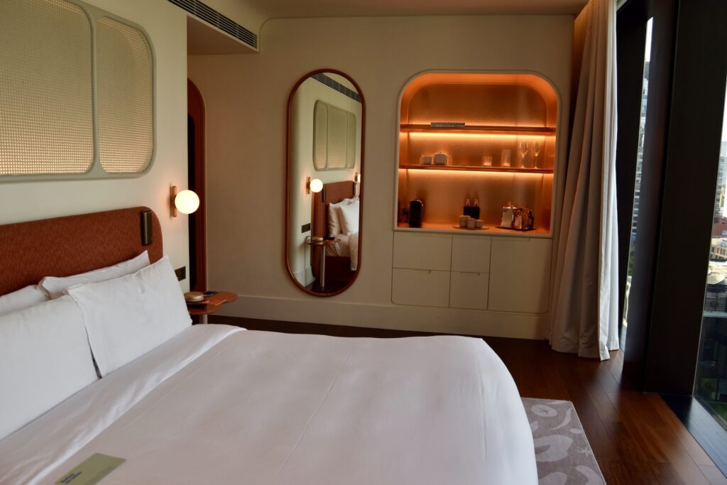 Im Haus, Wand, Inneneinrichtung, Spiegel, Leinenstoffe, Bettwäsche, Bettdecke, Matratze, Kissen, Bettrahmen, Bettbezug, Mobiliar, Fenster, Vorhang, Haus, Zimmer, Boden, Bett, Schlafzimmer, Hotel