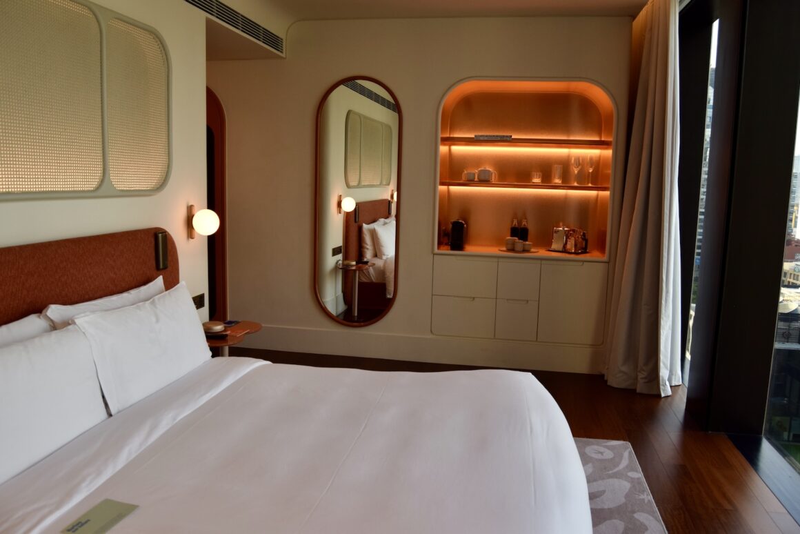 Im Haus, Wand, Inneneinrichtung, Spiegel, Leinenstoffe, Bettwäsche, Bettdecke, Matratze, Kissen, Bettrahmen, Bettbezug, Mobiliar, Fenster, Vorhang, Haus, Zimmer, Boden, Bett, Schlafzimmer, Hotel