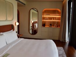 Im Haus, Wand, Inneneinrichtung, Spiegel, Leinenstoffe, Bettwäsche, Bettdecke, Matratze, Kissen, Bettrahmen, Bettbezug, Mobiliar, Fenster, Vorhang, Haus, Zimmer, Boden, Bett, Schlafzimmer, Hotel