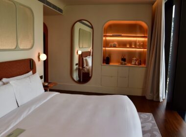 Im Haus, Wand, Inneneinrichtung, Spiegel, Leinenstoffe, Bettwäsche, Bettdecke, Matratze, Kissen, Bettrahmen, Bettbezug, Mobiliar, Fenster, Vorhang, Haus, Zimmer, Boden, Bett, Schlafzimmer, Hotel