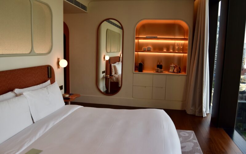 Im Haus, Wand, Inneneinrichtung, Spiegel, Leinenstoffe, Bettwäsche, Bettdecke, Matratze, Kissen, Bettrahmen, Bettbezug, Mobiliar, Fenster, Vorhang, Haus, Zimmer, Boden, Bett, Schlafzimmer, Hotel