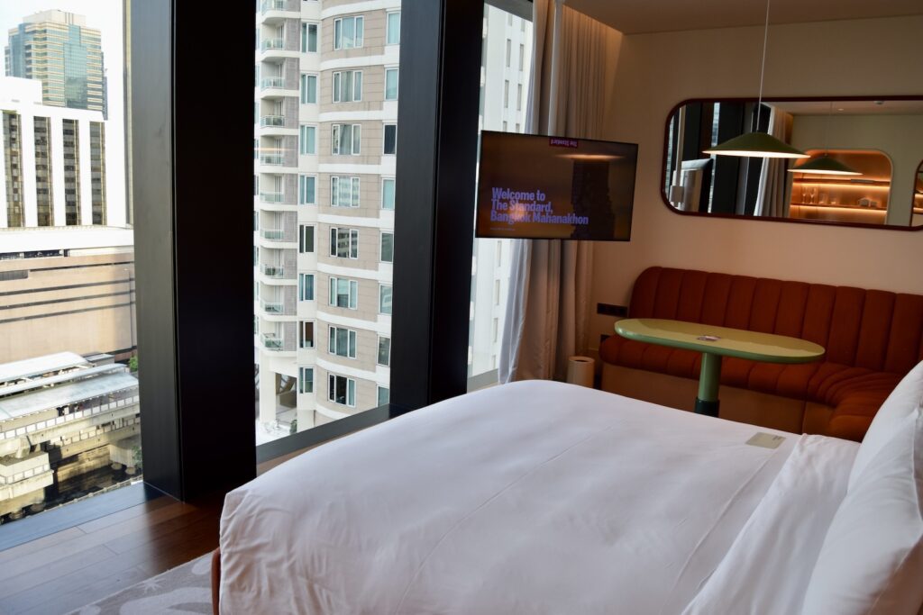 Im Haus, Mobiliar, Wand, Kissen, Inneneinrichtung, Zimmer, Bettdecke, Bettwäsche, Gebäude, Matratze, Leinenstoffe, Bettbezug, Bettrahmen, Haus, Bett, Fenster, Boutique-Hotel, Fernsehen, Suite, Nachttisch, Fensterabdeckung, Schlafzimmer, Hotel, Wohnung