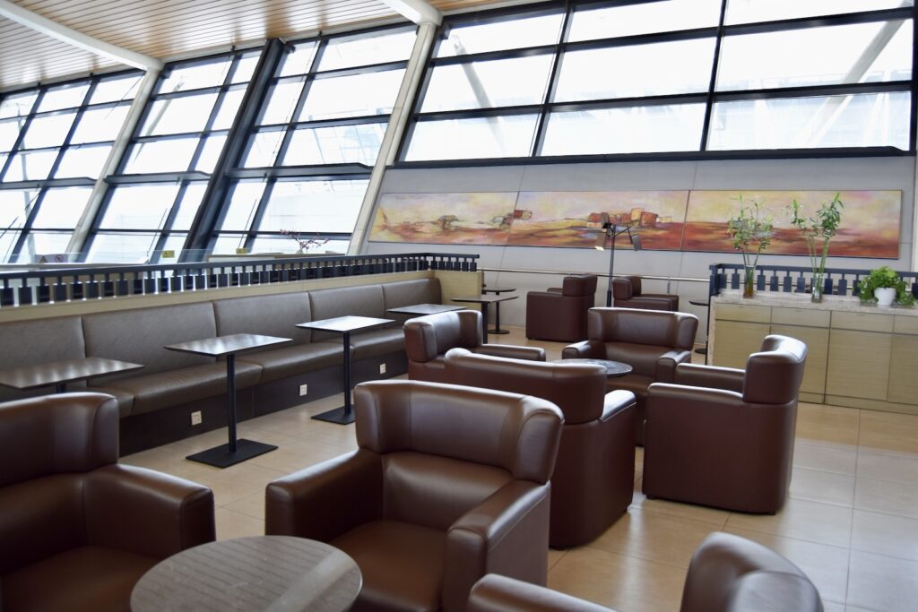 Mobiliar, Im Haus, Boden, Tisch, Inneneinrichtung, Kaffeetisch, Fenster, Warteraum, Armlehne, Tageslichtsysteme, Empfangshalle, Stuhl, Zimmer, Decke