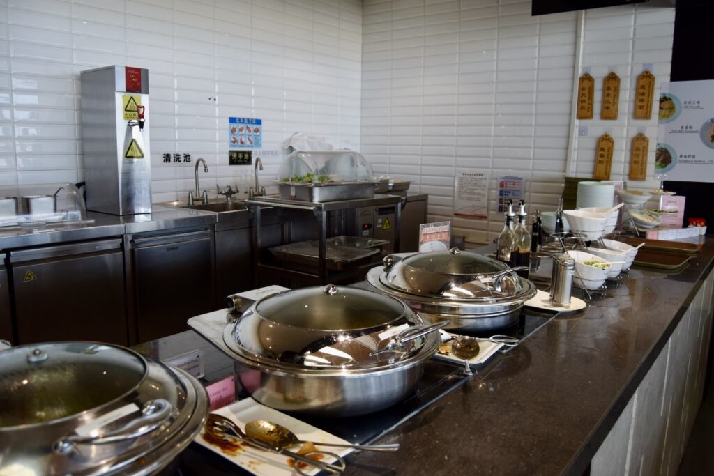 Im Haus, Wand, Küche, Arbeitsfläche, Küchengerät, Waschbecken, Schüssel, Kochgeschirr und Backzubehör, Essen, Kochen, Pfanne Topf, Teller