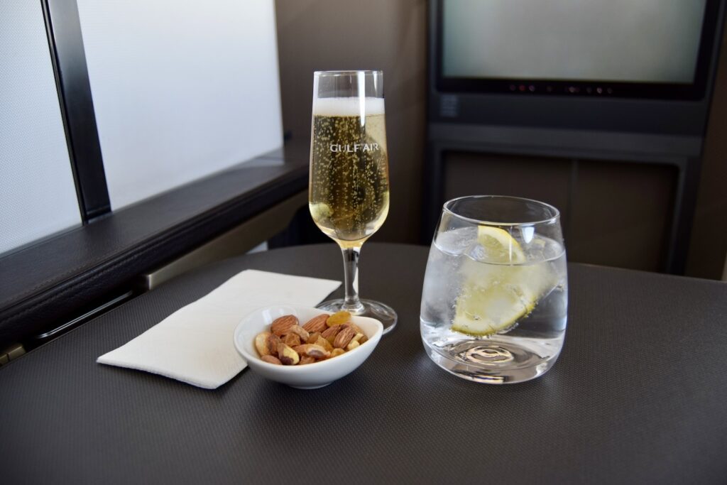 Geschirr, Im Haus, Weinglas, Tisch, Trinkgefäß, Stielglas, Barzubehör, Wand, Champagnerstielgläser, Wein, Essen, Alkoholisches Getränk, Cocktail, Weißwein, Sitzen, Behälter, Glas, Drink, Leer, Alkohol