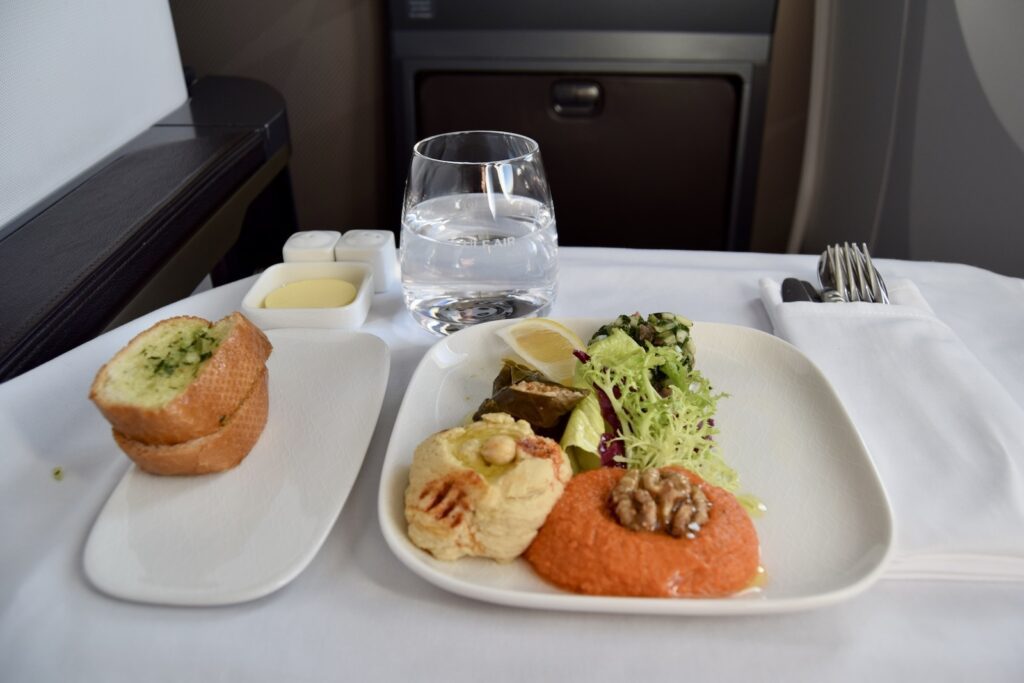 Platte, Essen, Mahlzeit, Geschirr, Kochkunst, Teller, Restaurant, Kulinarik, Im Haus, Garnitur, À-la-carte-Gerichte, Brunch, Gemüse, Fastfood, Tisch, Abendessen, Cicchetti, Mittagessen, Zutaten, weiß