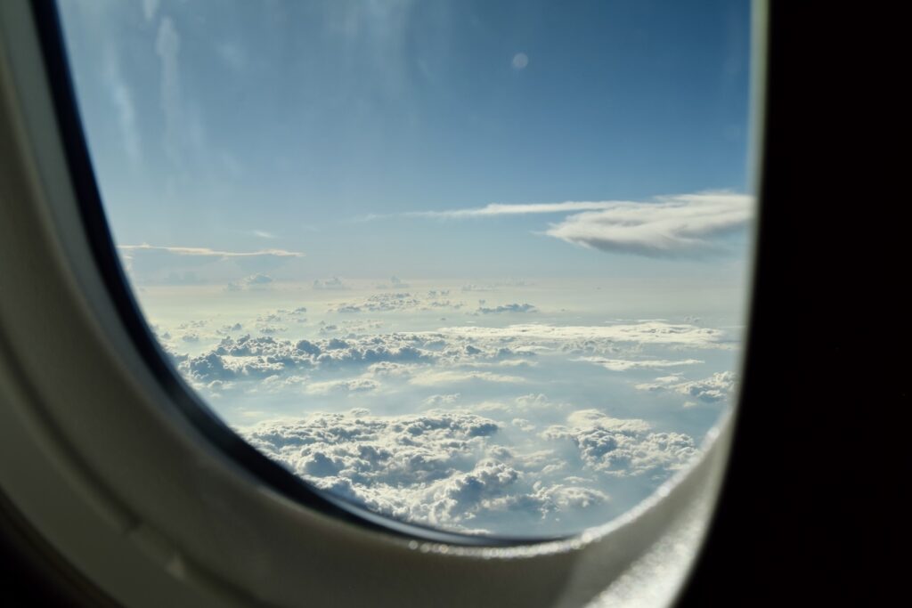 Wolke, Fenster, Himmel, Platane Flugzeug Hobel, Flugzeug, Gebäude, Wolken, Berg, draußen, Flug