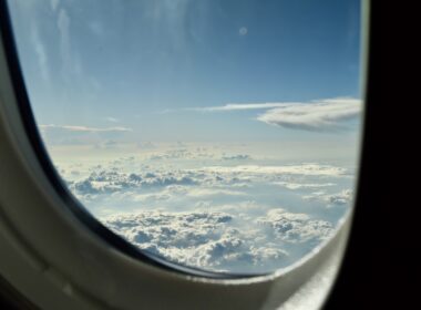 Wolke, Fenster, Himmel, Platane Flugzeug Hobel, Flugzeug, Gebäude, Wolken, Berg, draußen, Flug